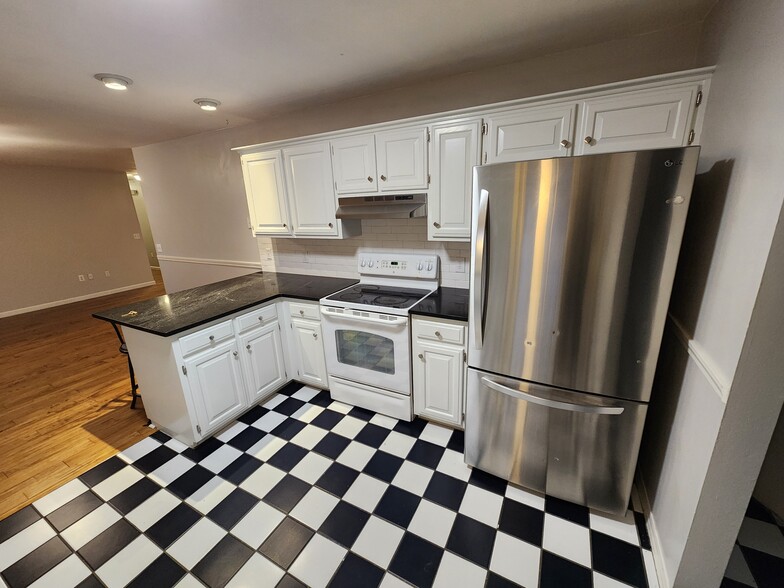 Kitchen - 644 W Oaklawn Dr