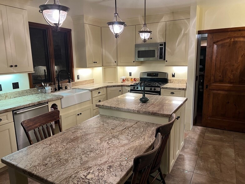 Building Photo - 2034 Gillespie St