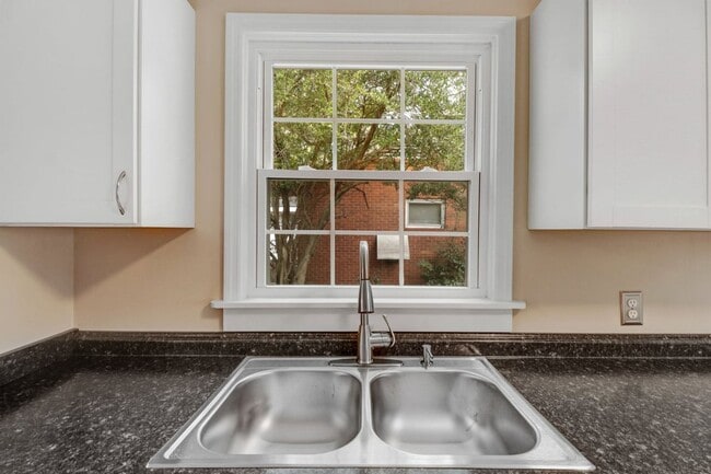Building Photo - *RENOVATED & MOVE-IN READY* 3 BR, 2 BA in ...