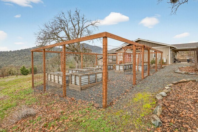 Building Photo - 860 Humbug Creek Rd