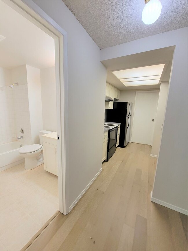 Building Photo - 1BD/1BA Bellevue Condo Across from Microsoft