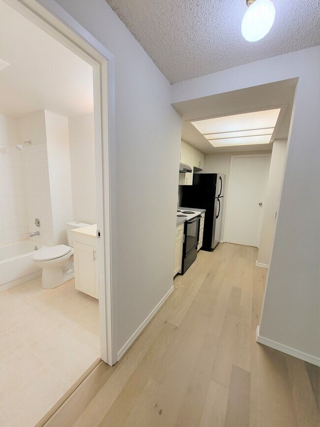 Building Photo - 1BD/1BA Bellevue Highlands Condo $1795