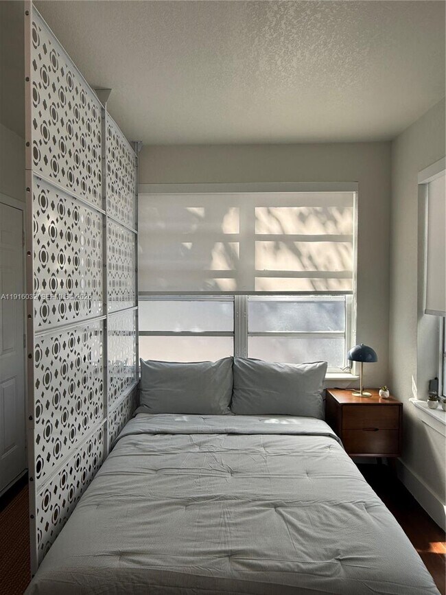 Building Photo - 723 2nd St