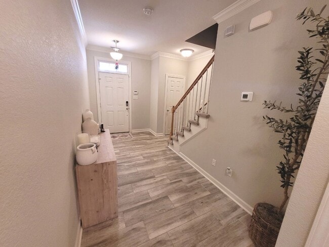 Building Photo - Gorgeous Townhome-Style Condo in Virginia Beach!