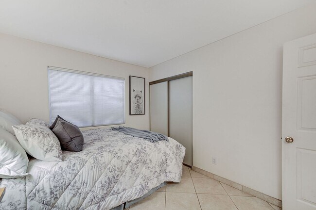 Building Photo - Henderson Single-Story Gem with Gas Firepl...