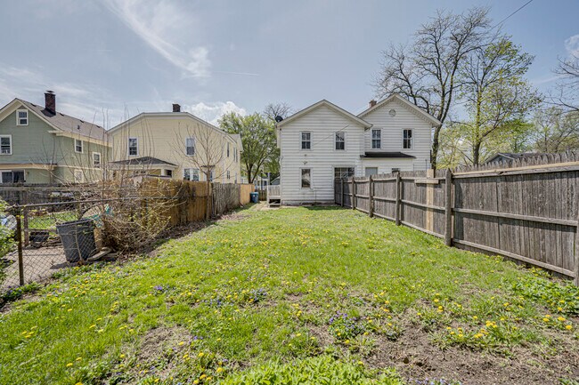 Building Photo - 371 Cedar St