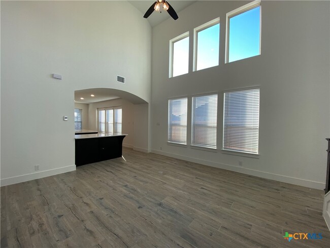 Building Photo - 1032 Easy Gruene