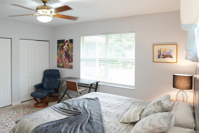 Building Photo - 821 SW 13th Ct