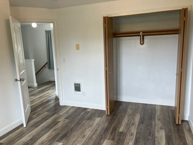 Building Photo - Three Bedroom Duplex in North Salem