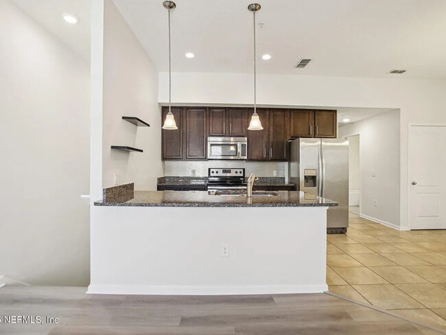 Building Photo - Stunning Townhome off SR 16 on Sebatian Cove