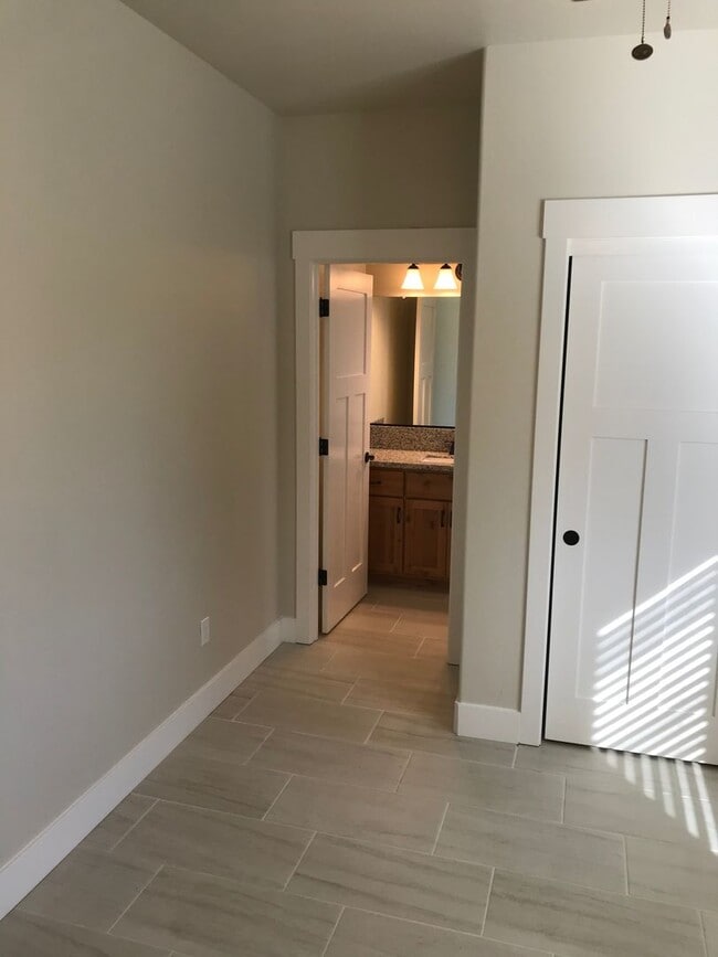 Building Photo - SPACIOUS 3 BEDROOM 3.5 BATHROOM HOME With Washer and Dryer!