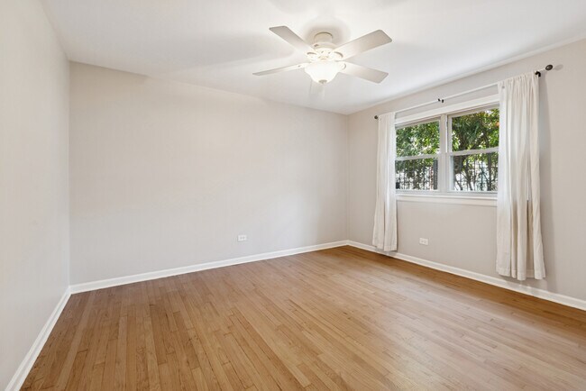 Building Photo - 1540 W Chase Ave