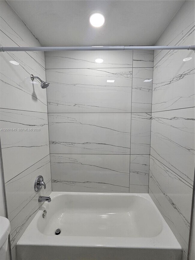 Building Photo - 700 NE 46th Ct