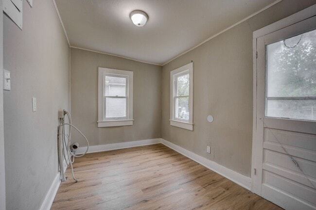 Building Photo - Freshly Updated 2 Bedroom House