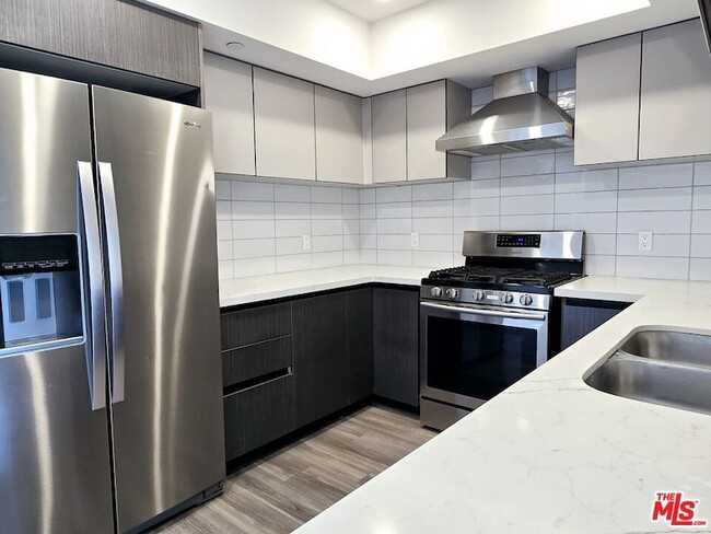 Building Photo - 5030 Rosewood Ave