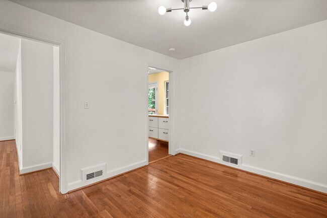 Building Photo - 2 Bed 1 Bath - Takoma Park Cottage- Large ...