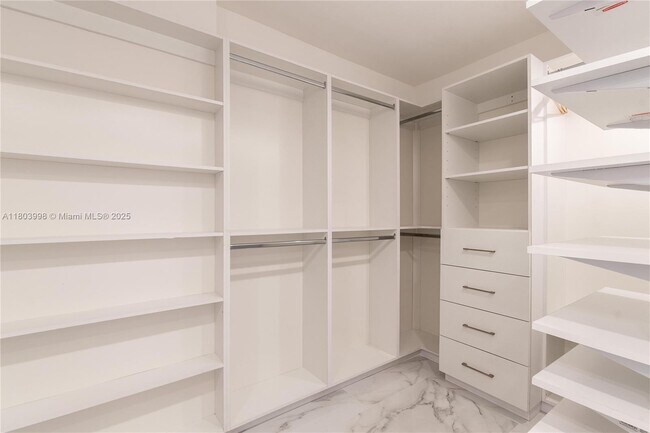 Building Photo - 1450 Brickell Bay Dr