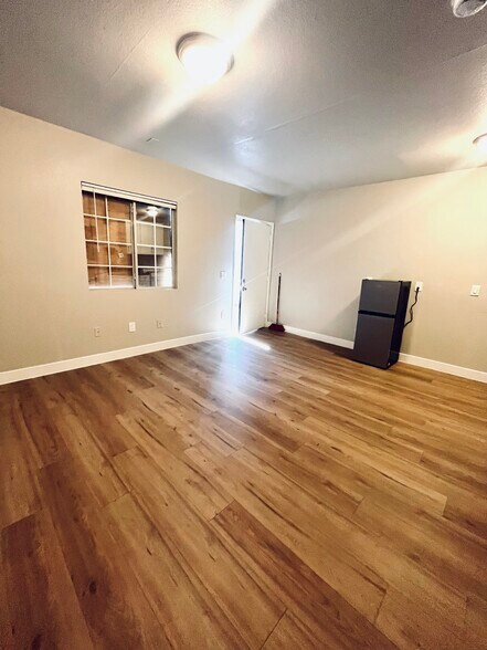 Building Photo - 928 W 83rd St