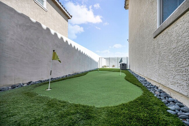 Building Photo - Spacious 5-Bedroom Home with Loft, Pool & Mountain Views