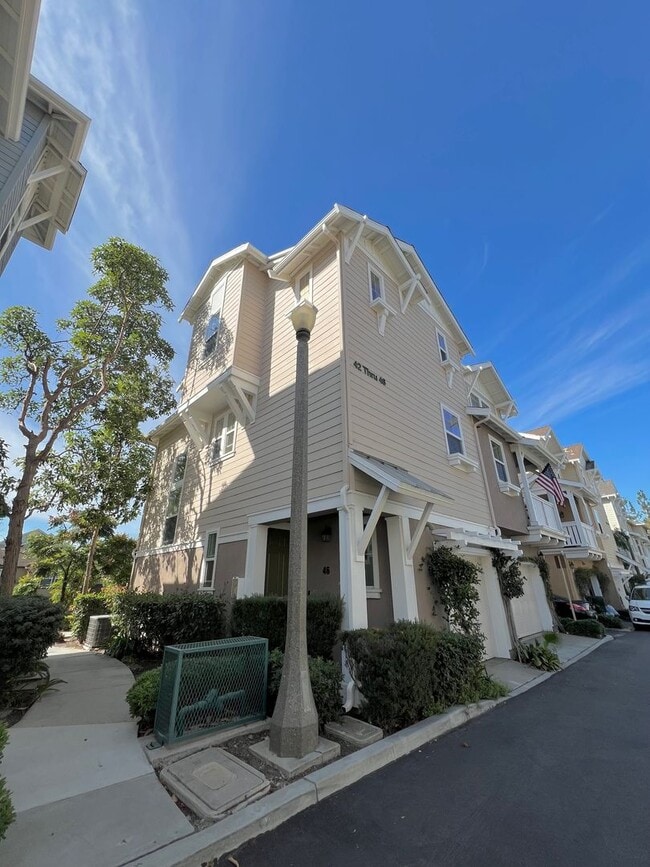 Primary Photo - Spacious 1 Bedroom 1 1/2 Bathroom Townhome...