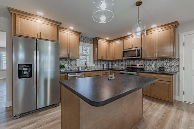 Building Photo - 441 Lawrence Dr