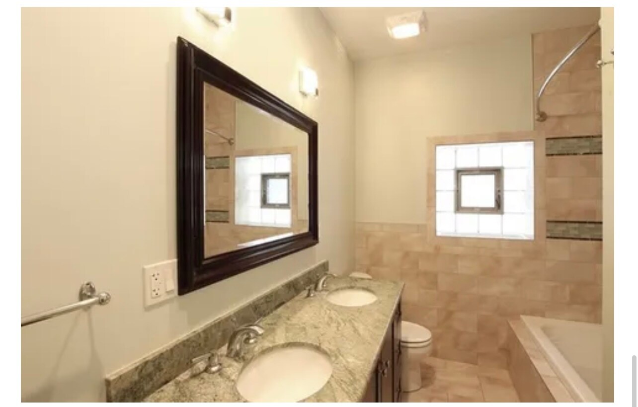 Bathroom (1) - 2733 W Ainslie St