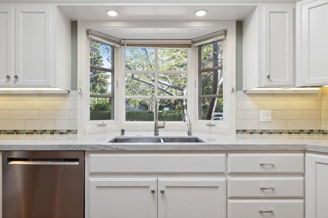 Building Photo - Charming 3-Bedroom Home with Office in desirable Old Palo Alto neighborhood Avail Feb 7th