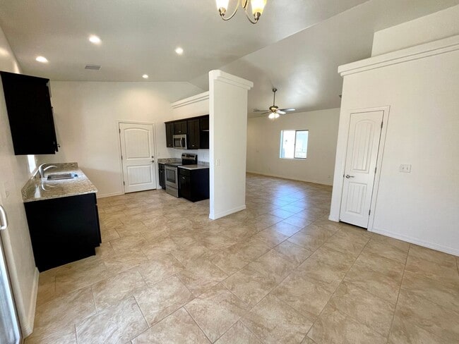 Building Photo - Great 3 Bedroom Home near Hualapai School!