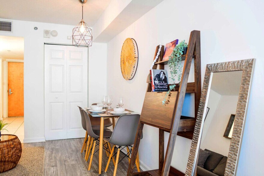 Building Photo - 1 SE 12th St