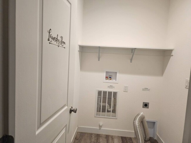 Building Photo - 370 E Lassen Ave