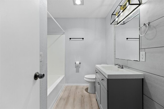 Building Photo - 618 Rollingway Dr