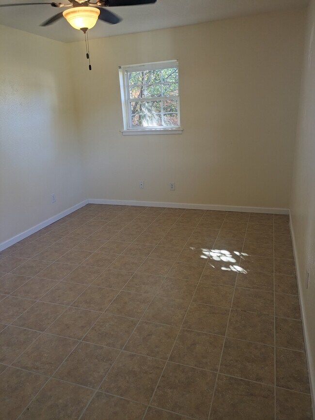 Building Photo - 120 Sandy Ln