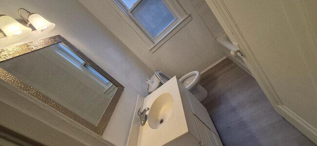 Building Photo - 5527 N Bernard St