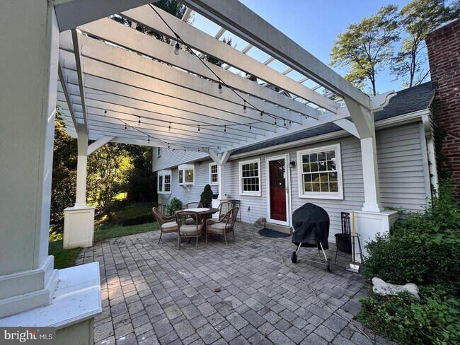 Building Photo - 765 Farnum Rd