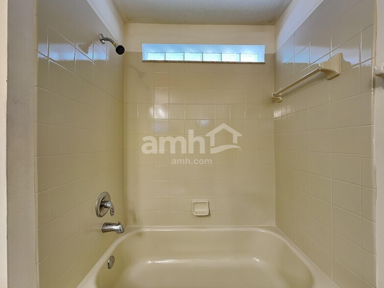 Building Photo - 10231 Lakeside Vista Dr