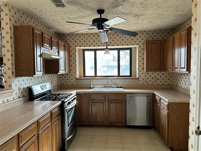 Building Photo - Nice home with 3 Bedrooms, 2 Baths