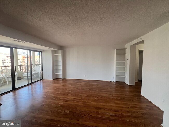 Building Photo - 1600 N Oak St