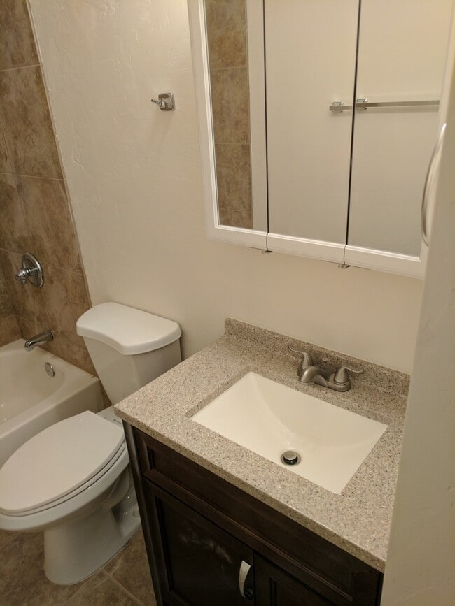Building Photo - 2 Bedrooms and 2 Bath Rental
