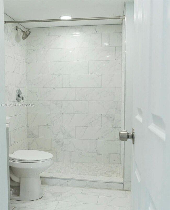 Building Photo - 4174 Inverrary Dr