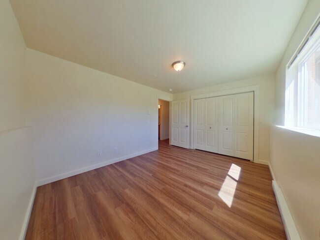 Building Photo - Centrally located 2 Bedroom Apartment in Downtown Location!