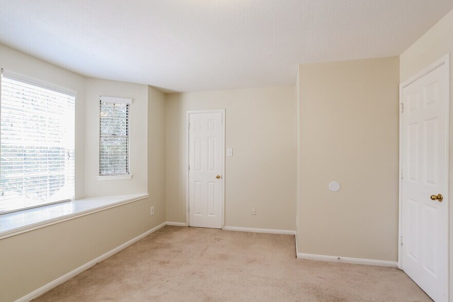 Building Photo - 2715 Fox View Cir