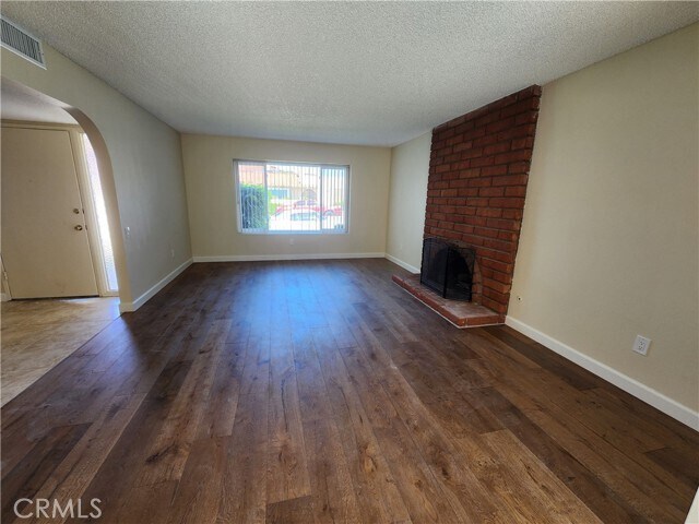 Building Photo - 402 W Kelly Ave