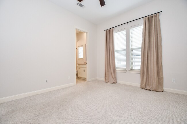 Building Photo - 709 Delano St