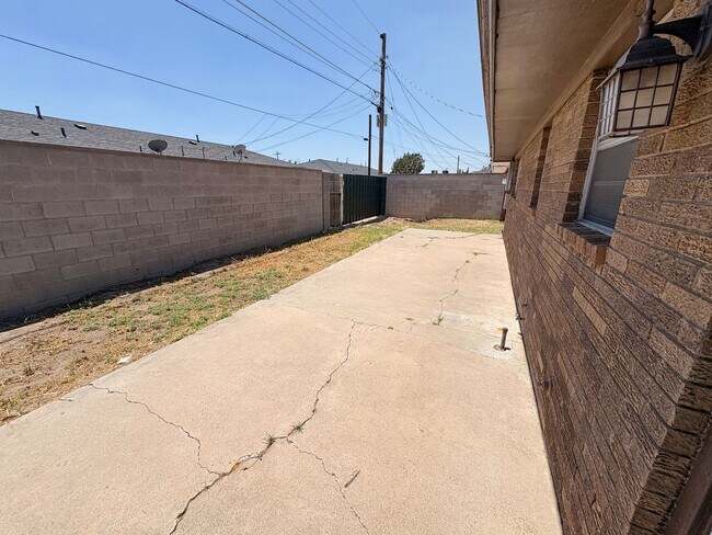 Building Photo - 519-521 East Sunset Circle