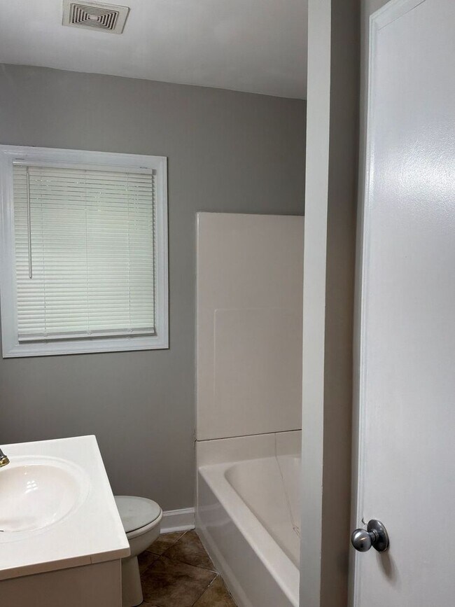 Building Photo - 803 Circle View Dr