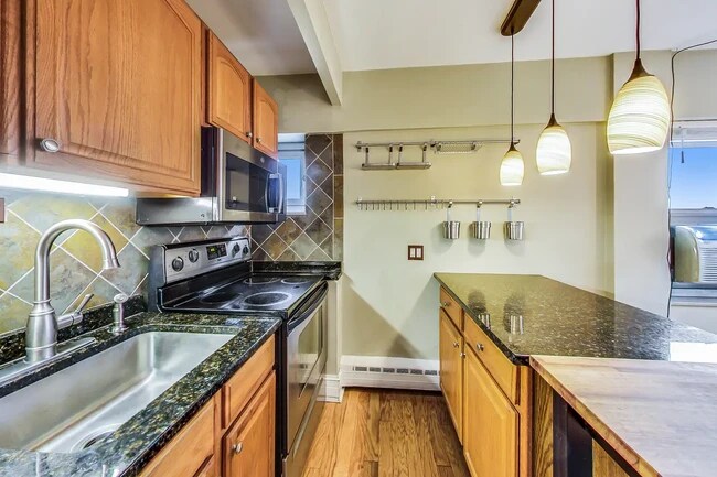 Primary Photo - 4970 N Marine Dr