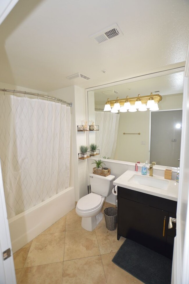 Building Photo - Newly Remodeled & Furnished Luxury Condo R...