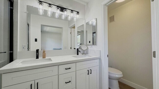 Building Photo - Beautiful Tri-Level 3BD/2BA Townhome in Greystone at Eastlake – Eastlake Chula Vista