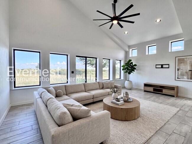 Building Photo - 2 Bed, 2 Bath Home with Garage / Pet-Friendly / Available Now!