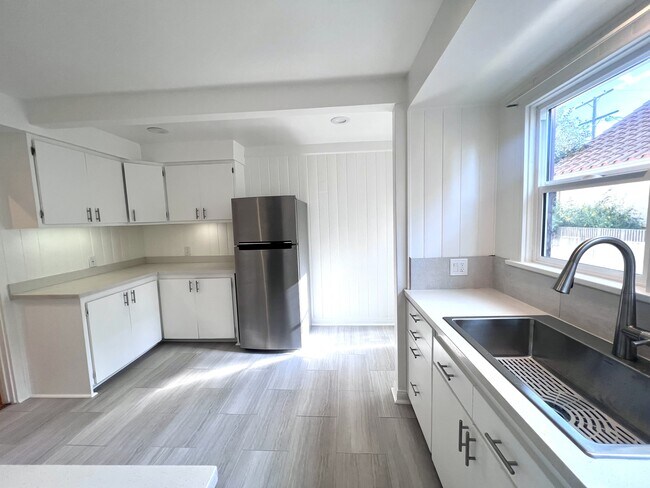 Building Photo - 4628 6th Ave